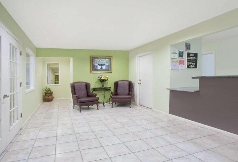 בית מלון כפרי Days Inn By Wyndham Kerrville