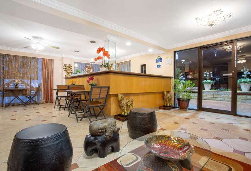 호텔 Days Inn By Wyndham Lake City