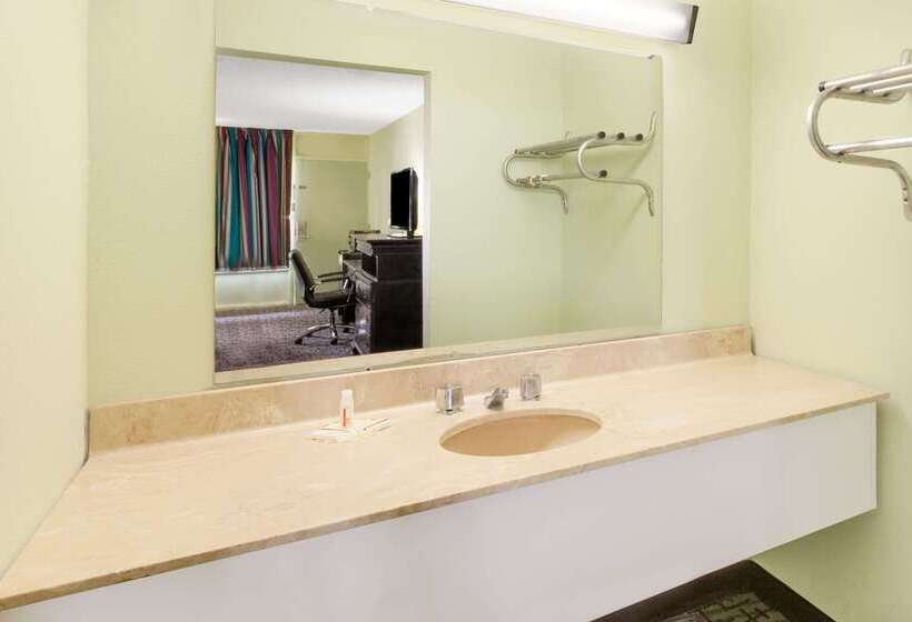 فندق Days Inn By Wyndham Mccomb Ms