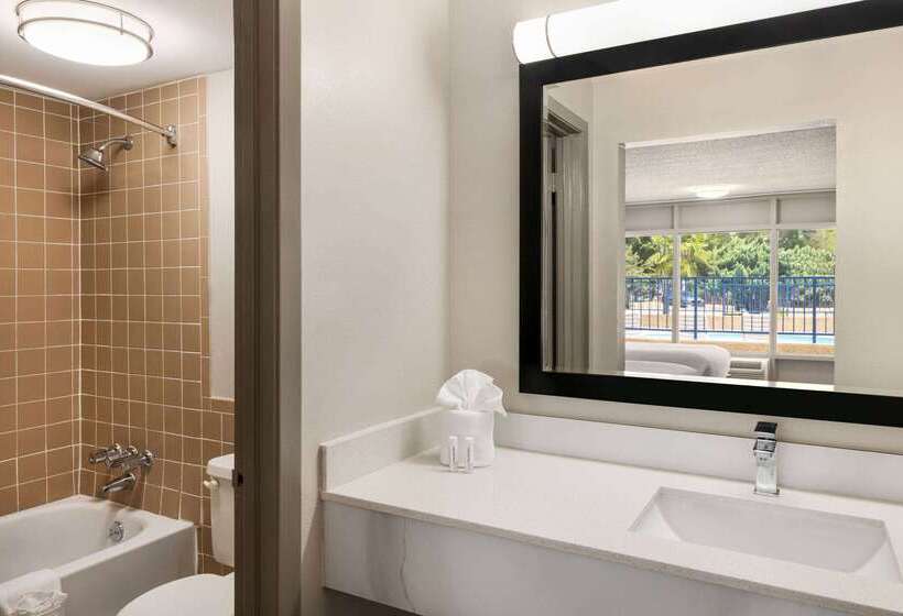 فندق Days Inn By Wyndham Mccomb Ms