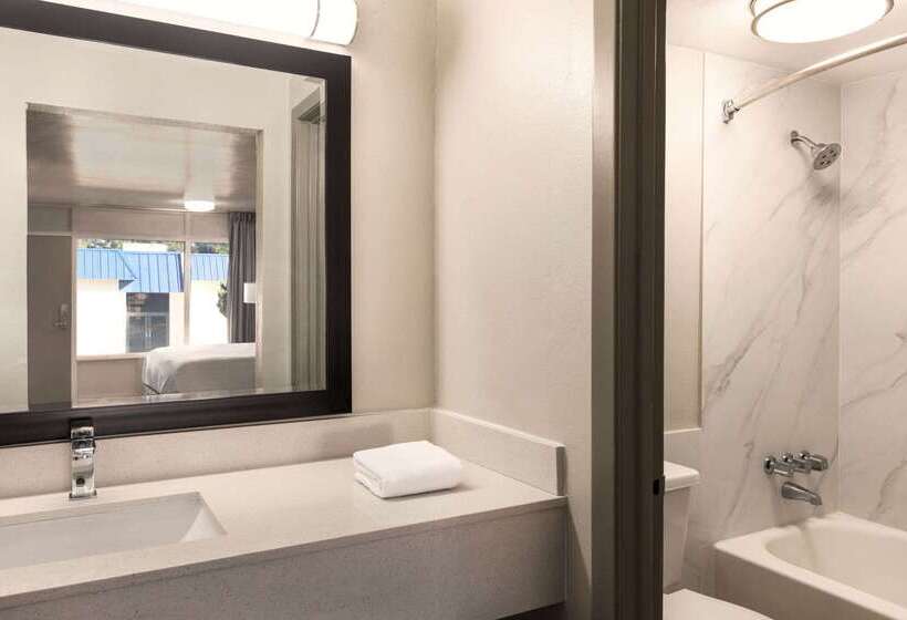 فندق Days Inn By Wyndham Mccomb Ms