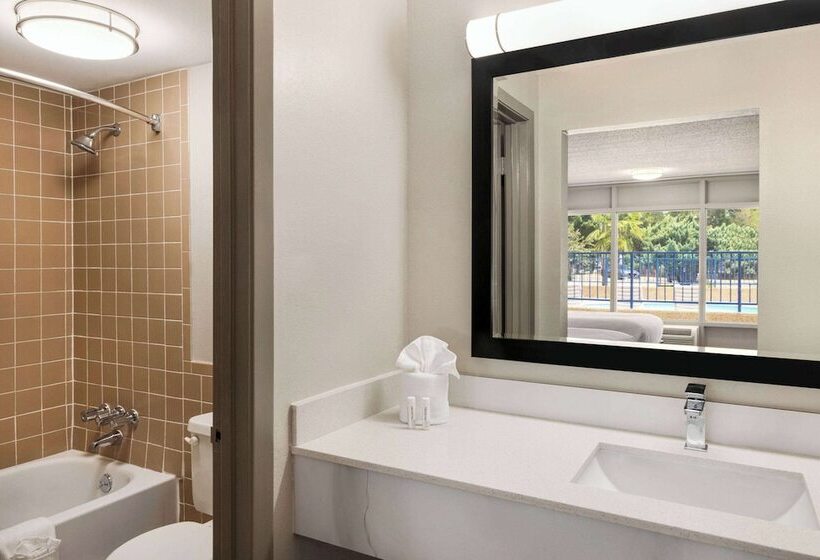 فندق Days Inn By Wyndham Mccomb Ms