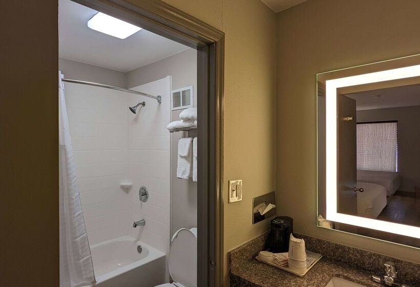 Отель Days Inn By Wyndham Mooresville Lake Norman