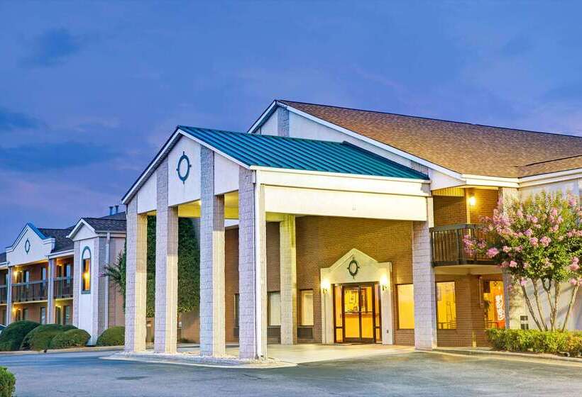 Отель Days Inn By Wyndham Mooresville Lake Norman