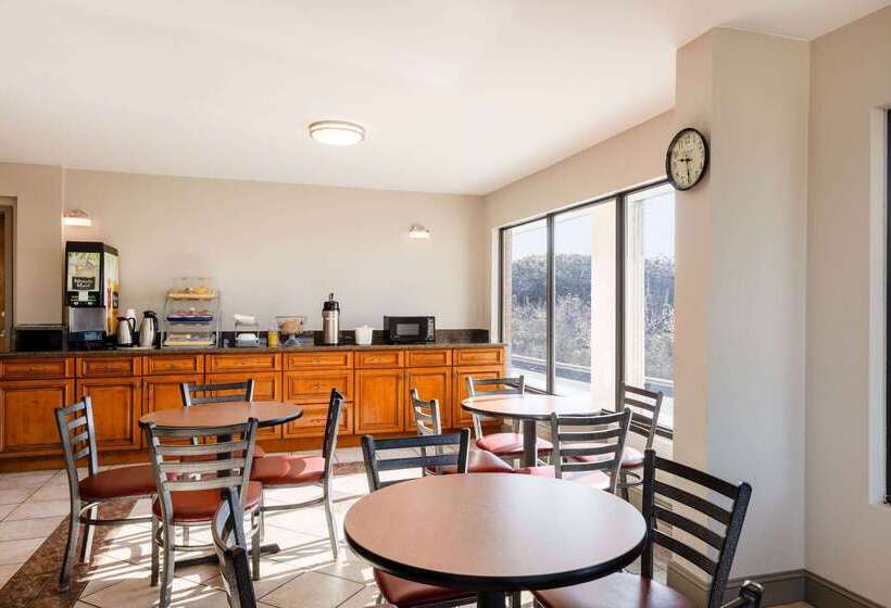 Отель Days Inn By Wyndham Mooresville Lake Norman