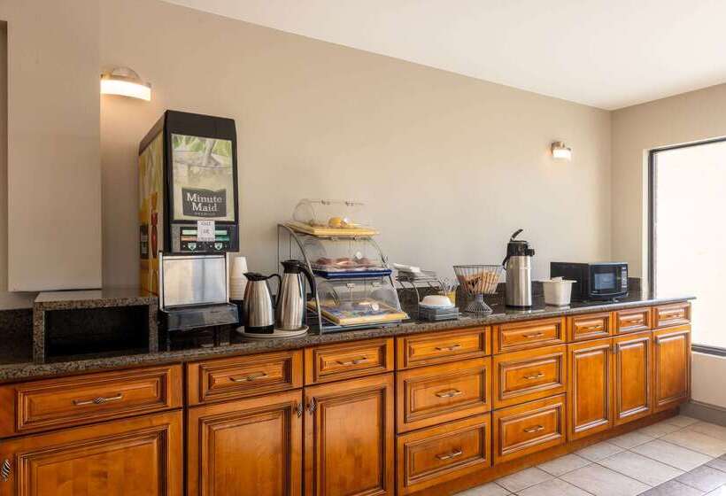 Отель Days Inn By Wyndham Mooresville Lake Norman