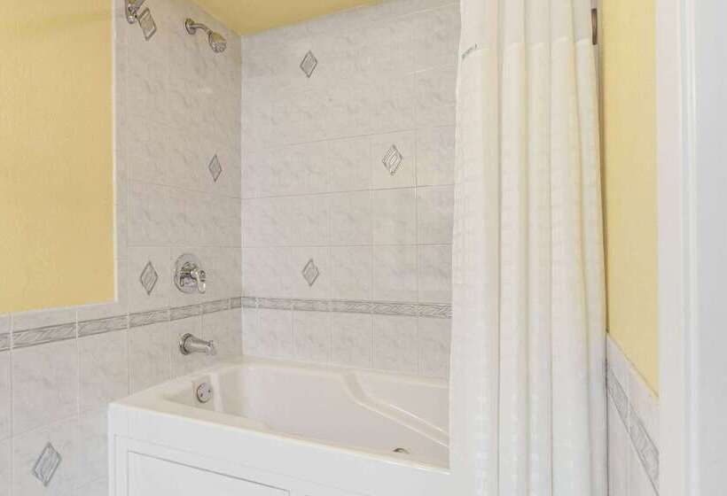 Отель Days Inn By Wyndham Nanuet / Spring Valley