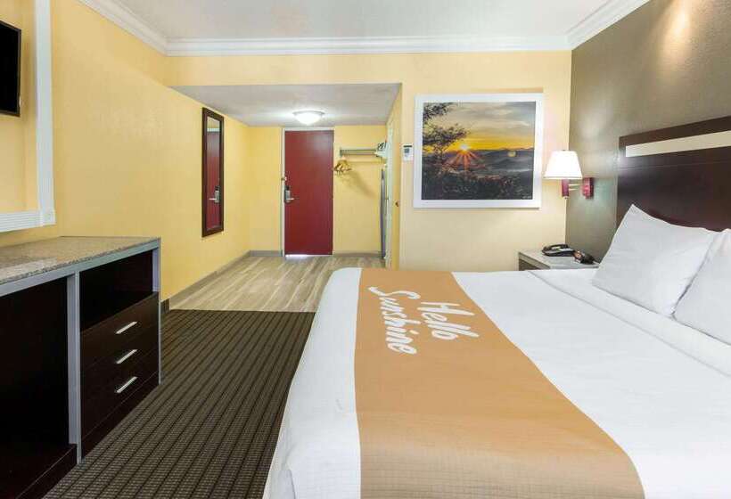 Отель Days Inn By Wyndham Nanuet / Spring Valley