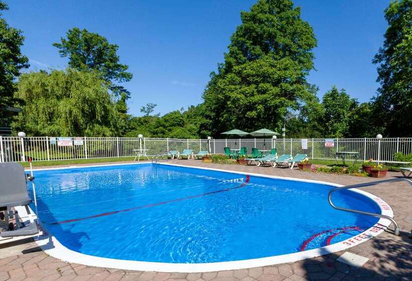 Отель Days Inn By Wyndham Nanuet / Spring Valley