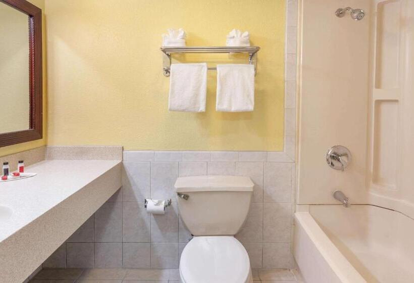 Отель Days Inn By Wyndham Nanuet / Spring Valley