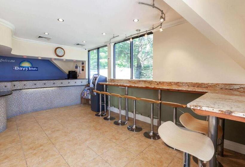 Отель Days Inn By Wyndham Nanuet / Spring Valley