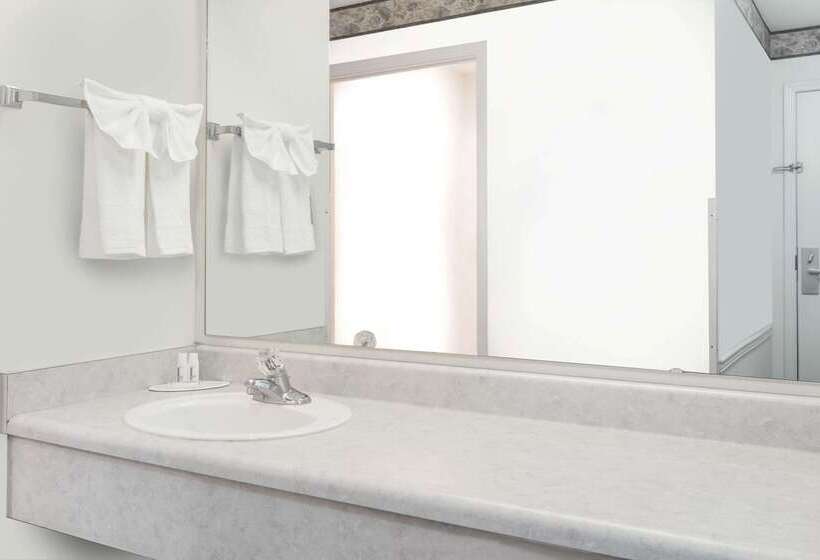 فندق Days Inn By Wyndham Ocean Shores