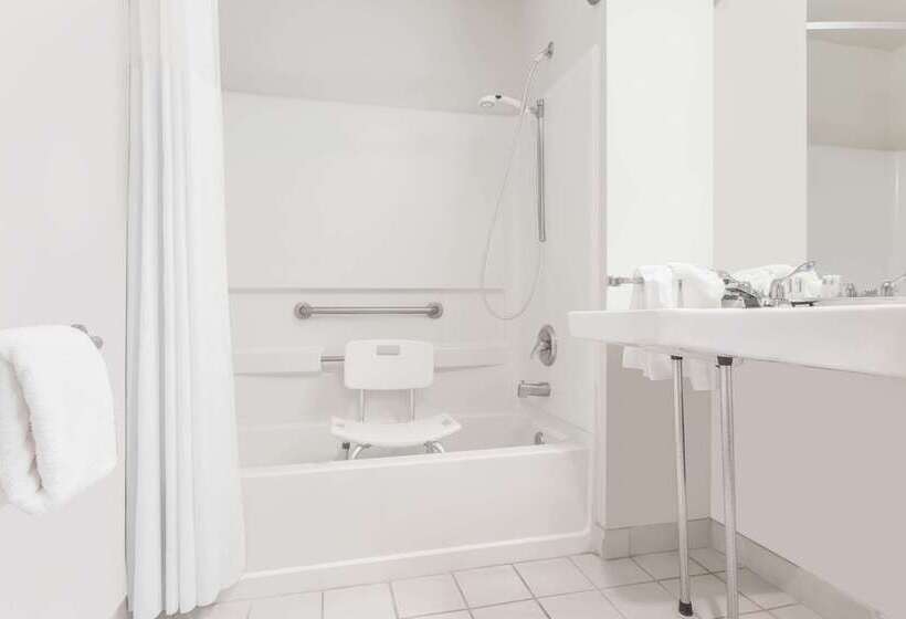 فندق Days Inn By Wyndham Ocean Shores