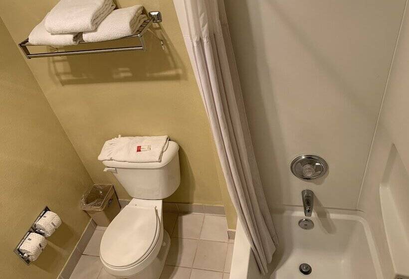 فندق Days Inn By Wyndham Ocean Shores