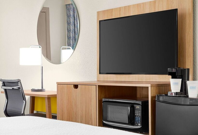 Отель Days Inn By Wyndham Paris