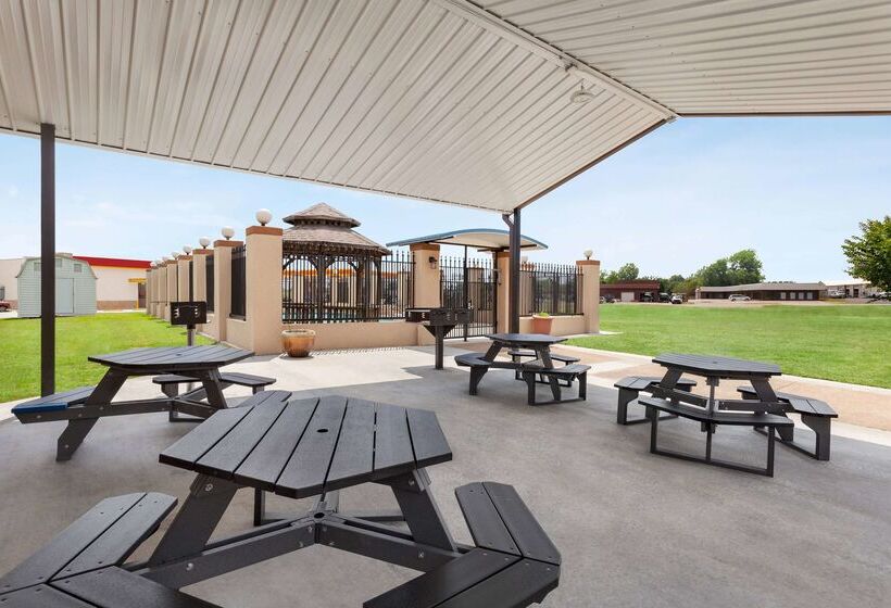 Отель Days Inn By Wyndham Paris