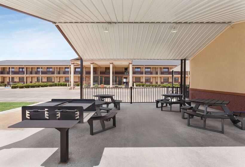 Отель Days Inn By Wyndham Paris