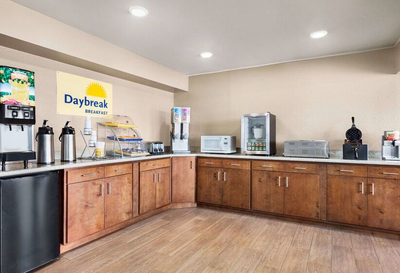 Отель Days Inn By Wyndham Paris