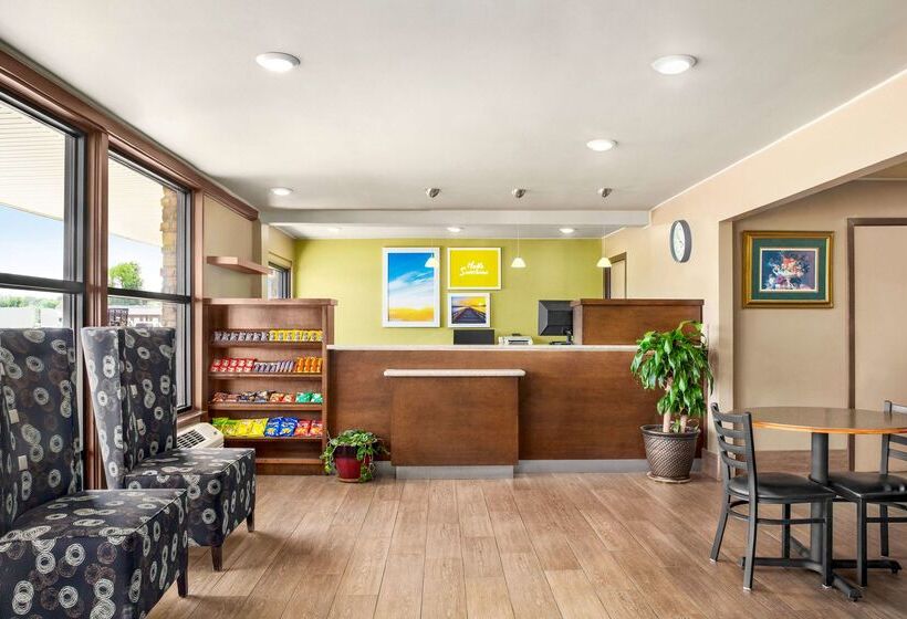 Отель Days Inn By Wyndham Paris