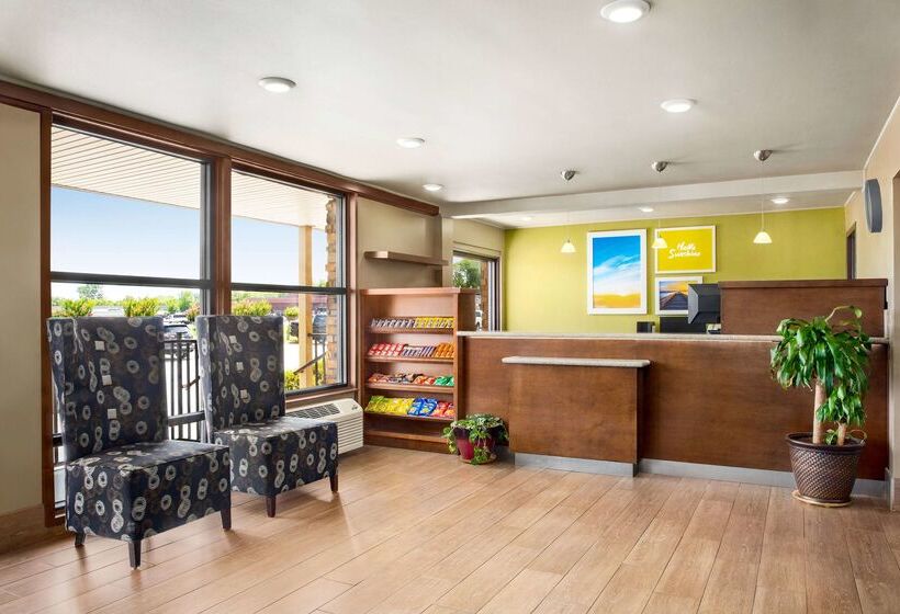 Отель Days Inn By Wyndham Paris