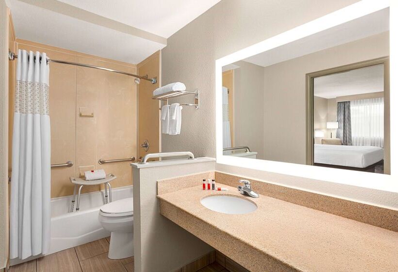 Отель Days Inn By Wyndham Paris