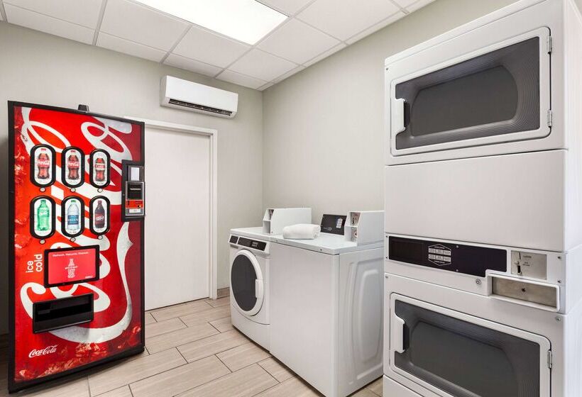 Отель Days Inn By Wyndham Paris