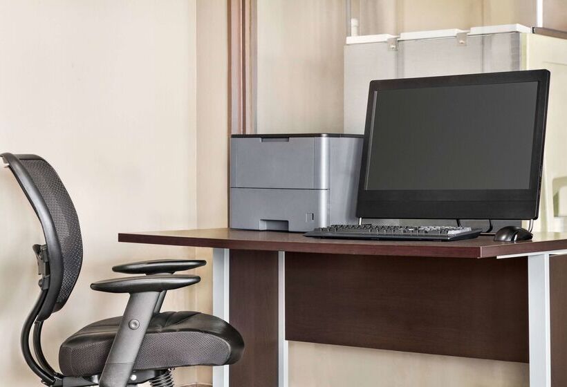 Отель Days Inn By Wyndham Paris