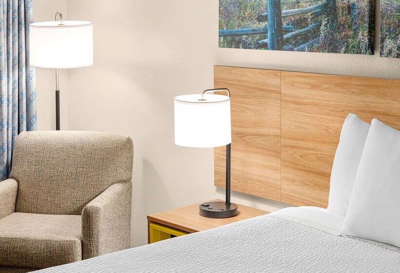 Отель Days Inn By Wyndham Paris