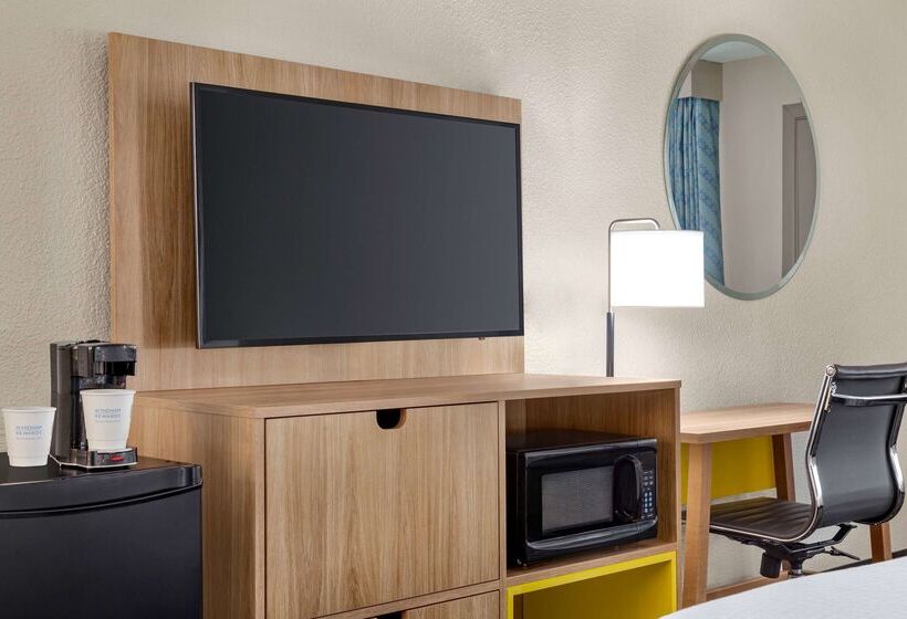 Отель Days Inn By Wyndham Paris