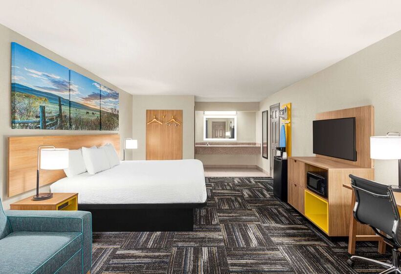 Отель Days Inn By Wyndham Paris