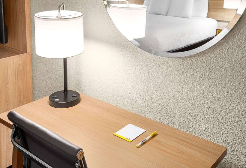 Отель Days Inn By Wyndham Paris