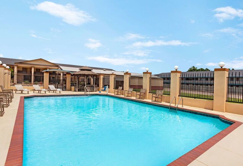 Отель Days Inn By Wyndham Paris