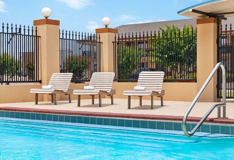 Отель Days Inn By Wyndham Paris