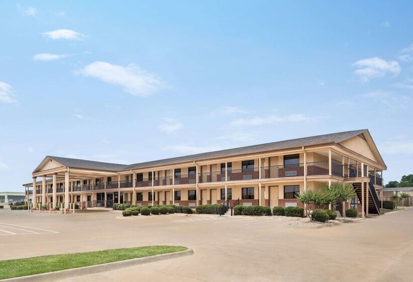 Отель Days Inn By Wyndham Paris