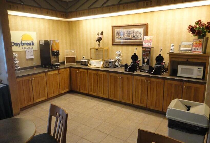 בית מלון כפרי Days Inn By Wyndham Rapid City