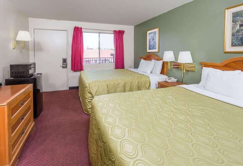 בית מלון כפרי Days Inn By Wyndham In San Bernardino
