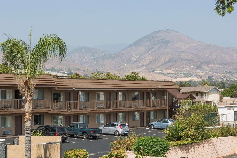 בית מלון כפרי Days Inn By Wyndham In San Bernardino
