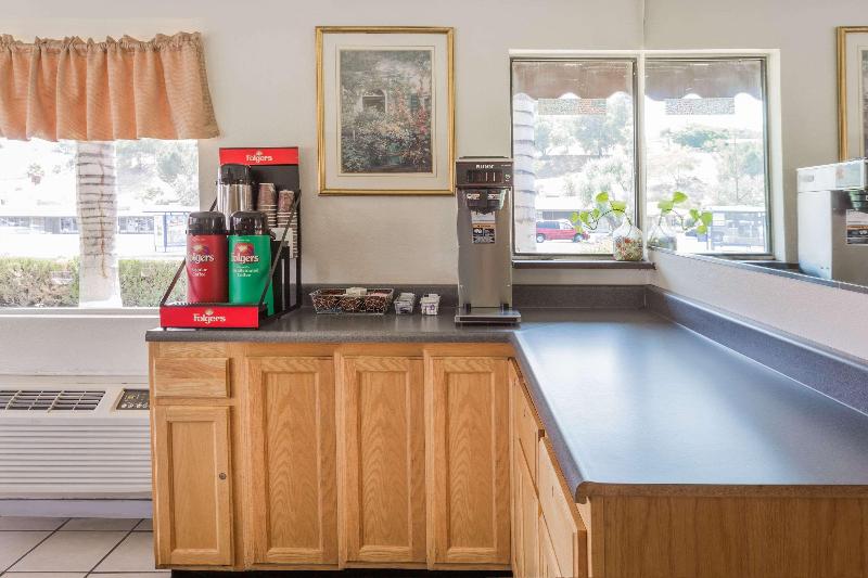 בית מלון כפרי Days Inn By Wyndham In San Bernardino