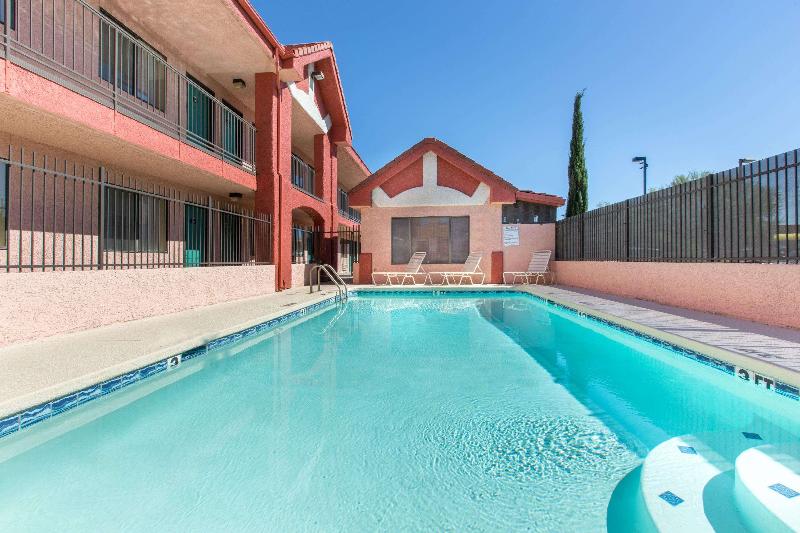 هتل Days Inn By Wyndham Tucson Airport