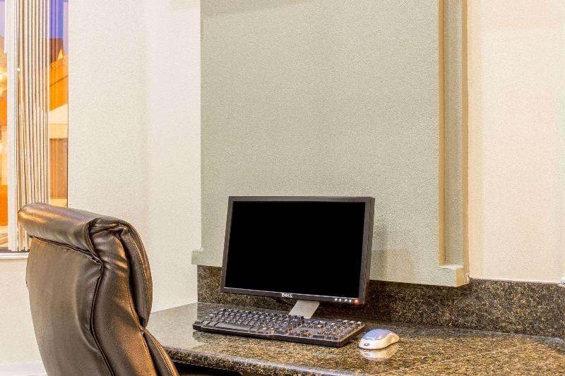 هتل Days Inn By Wyndham Tucson Airport