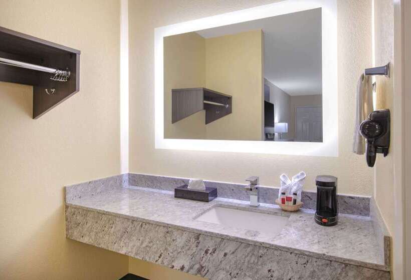 فندق Days Inn By Wyndham Waco Near Downtown University