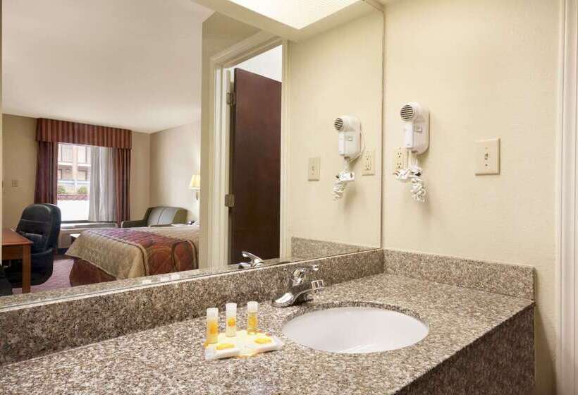 Отель Days Inn By Wyndham Weldon Roanoke Rapids