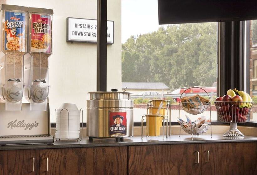 Отель Days Inn By Wyndham Weldon Roanoke Rapids