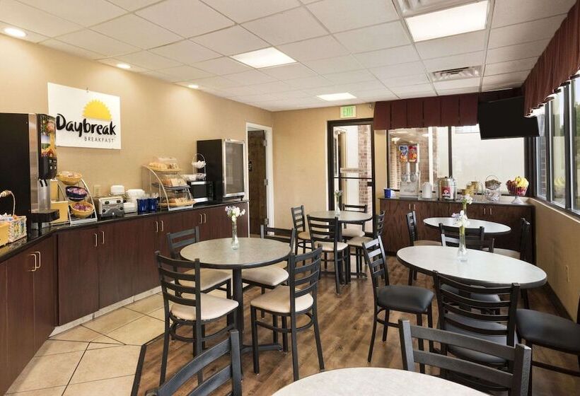 Отель Days Inn By Wyndham Weldon Roanoke Rapids