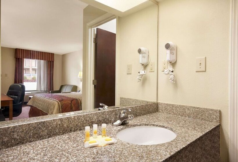 Отель Days Inn By Wyndham Weldon Roanoke Rapids