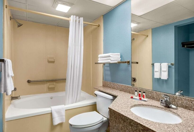 Отель Days Inn By Wyndham Weldon Roanoke Rapids