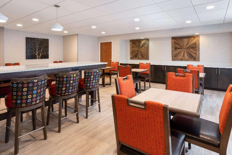 هتل Days Inn & Suites By Wyndham Denver International Airport