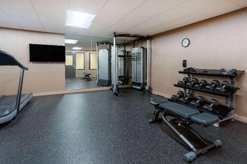 هتل Days Inn & Suites By Wyndham Denver International Airport