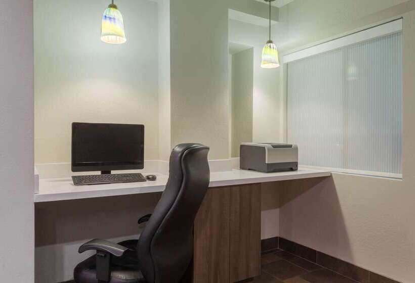 هتل Days Inn & Suites By Wyndham East Flagstaff