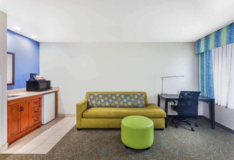 هتل Days Inn & Suites By Wyndham East Flagstaff